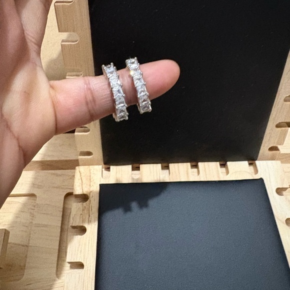 Medium size hoop earrings - Picture 2 of 4